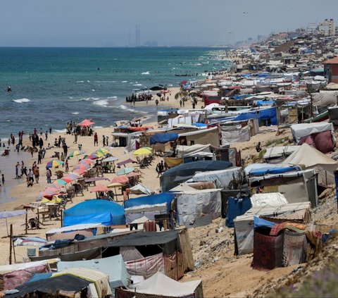 Pantauan udara menunjukkan deretan tenda-tenda darurat yang dibangun oleh para pengungsi di sepanjang pantai, menciptakan pemandangan yang memilukan. Foto: REUTERS / Ramadan Abed<br>