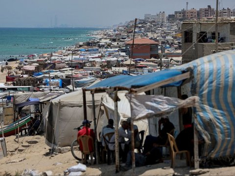 FOTO: Usai Dipaksa Evakuasi Massal Oleh Israel, Pengungsi Palestina Berlindung di Pantai Gaza, Ancaman Tersapu Ombak Menghantui