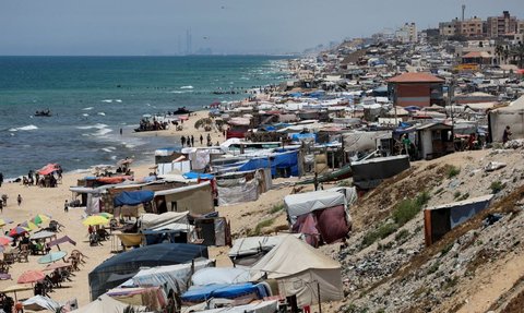 FOTO: Usai Dipaksa Evakuasi Massal Oleh Israel, Pengungsi Palestina Berlindung di Pantai Gaza, Ancaman Tersapu Ombak Menghantui