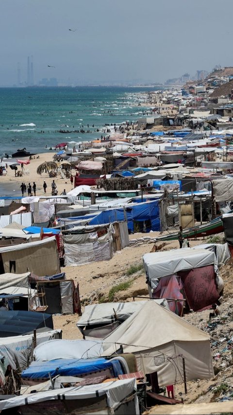 Selain itu, pantai juga menawarkan keuntungan lain, yaitu akses langsung ke air laut yang dapat memberikan sedikit kenyamanan di tengah hari yang panas. Foto: REUTERS / Ramadan Abed<br>