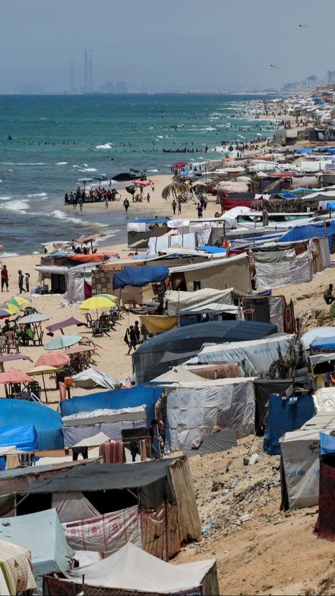 FOTO: Usai Dipaksa Evakuasi Massal Oleh Israel, Pengungsi Palestina Berlindung di Pantai Gaza, Ancaman Tersapu Ombak Menghantui