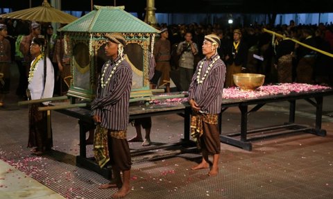 Kaesang dan Erina Hadiri Kirab Pusaka Mangkunegara di Peringatan Malam Satu Suro