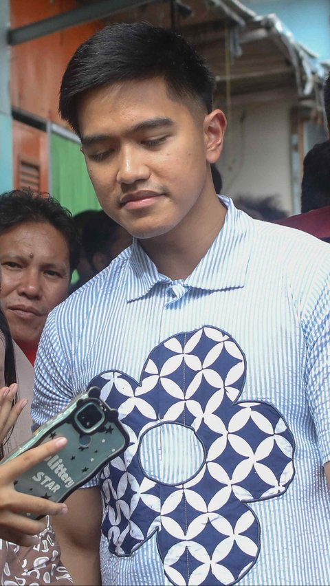 Ketua Umum Partai Solidaritas Indonesia (PSI) Kaesang Pangarep saat berbincang dengan warga di Pemukiman Padat Penduduk Agung Utara, Tanjung Priuk, Jakarta Utara, Jumat (5/7/2024).