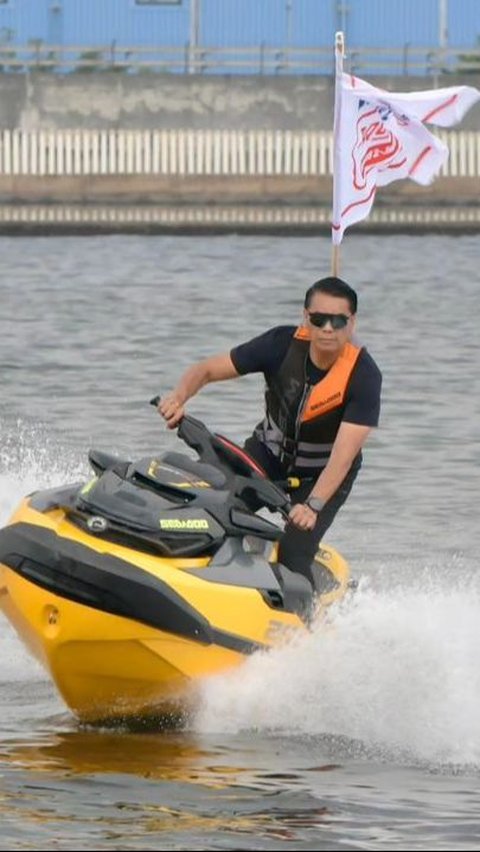 Potret Komjen Rudy 'Gajah' Main Jet Ski, Pesonanya Keren Bak Pemuda Usia 25 Tahun