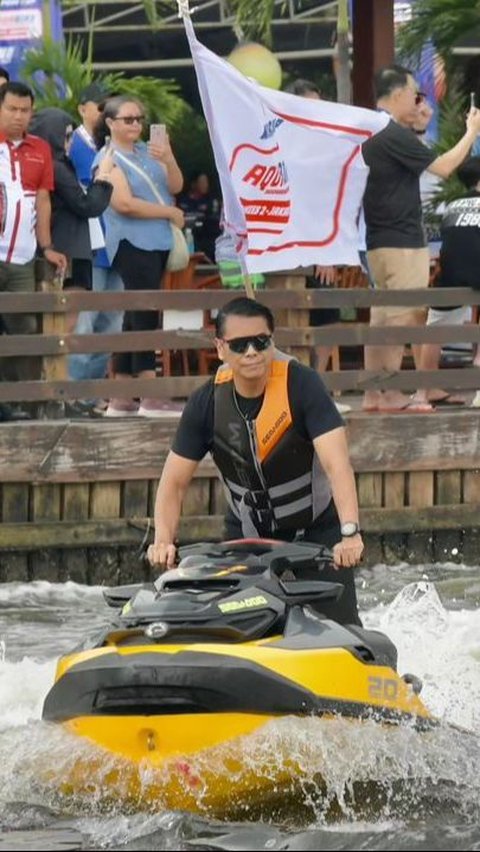 Potret Komjen Rudy 'Gajah' Main Jet Ski, Pesonanya Keren Bak Pemuda Usia 25 Tahun