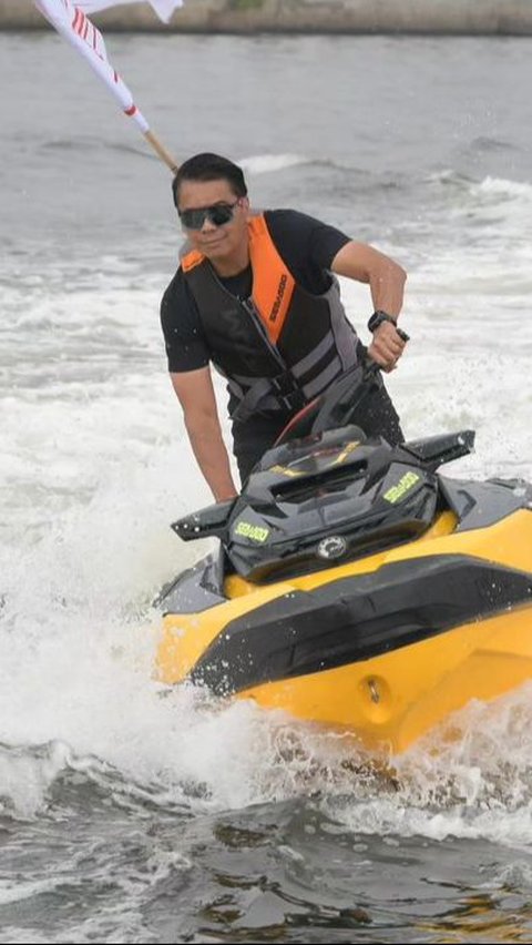 Potret Komjen Rudy 'Gajah' Main Jet Ski, Pesonanya Keren Bak Pemuda Usia 25 Tahun