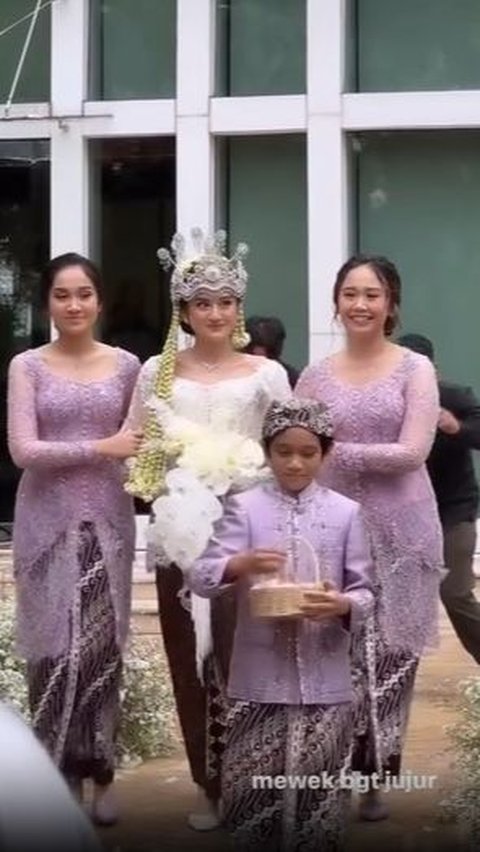 Salshabilla begitu cantik dengan baju adat Siger Sunda. Serasa bak tuan putri ya.