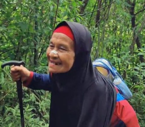 Pria Ini Bertemu Nenek 75 Tahun saat Mendaki, Bagikan Tips Tetap Kuat Naik Gunung di Usia Senja