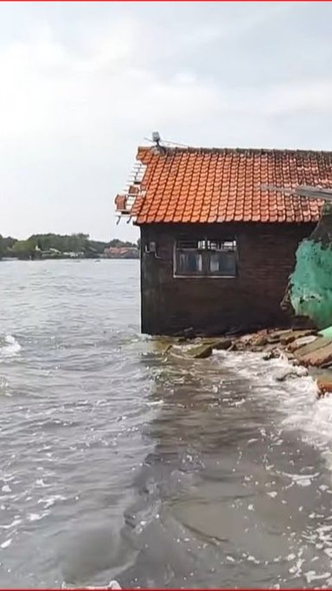 Dulunya Berjarak 1 Km dari Pantai, Desa di Pekalongan ini Kini Sudah Tenggelam oleh Air Laut