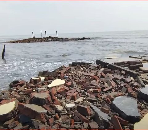 Dulunya Berjarak 1 Km dari Pantai, Desa di Pekalongan ini Kini Sudah Tenggelam oleh Air Laut