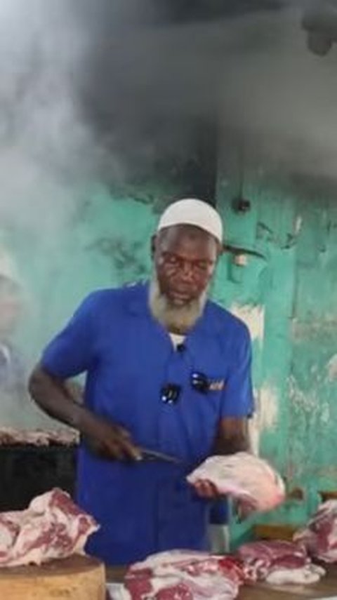 Haji Ismail Datang dari Afrika untuk Jualan Sate<br>