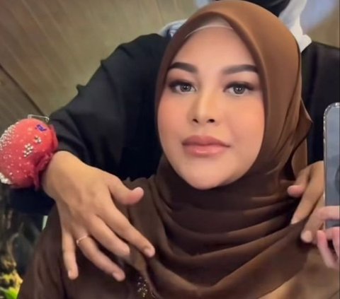 Makin Cantik & Langsing, Potret Menawan Aurel Hermansyah di Acara Tedak Sinten Azura Curi Perhatian