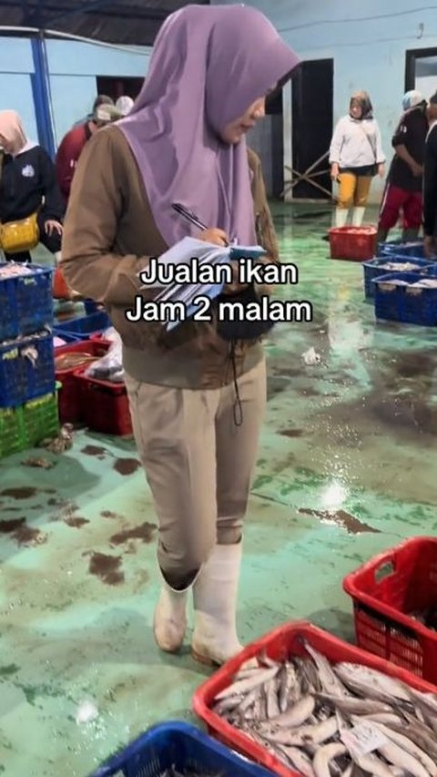 Polwan Ini Ambil Kerja Sampingan Meski Sudah PNS, Jual Ikan di Pasar hingga Bisnis Baju, Tuai Pujian Warganet