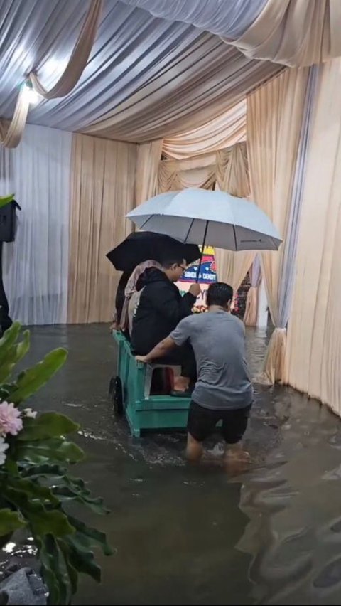 Tetap Digelar di Tengah Banjir, Cara Tamu Hadiri Resepsi Pernikahan Ini Viral