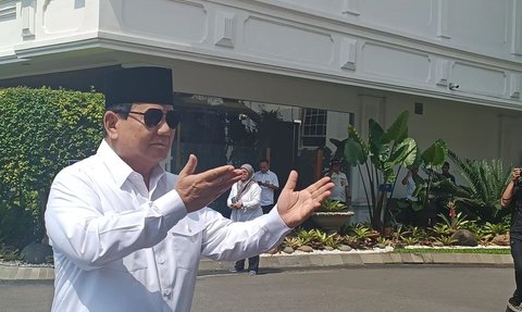 Ditanya Soal Kesehatan Pascaoperasi, Prabowo Pamer Jurus Silat di Istana