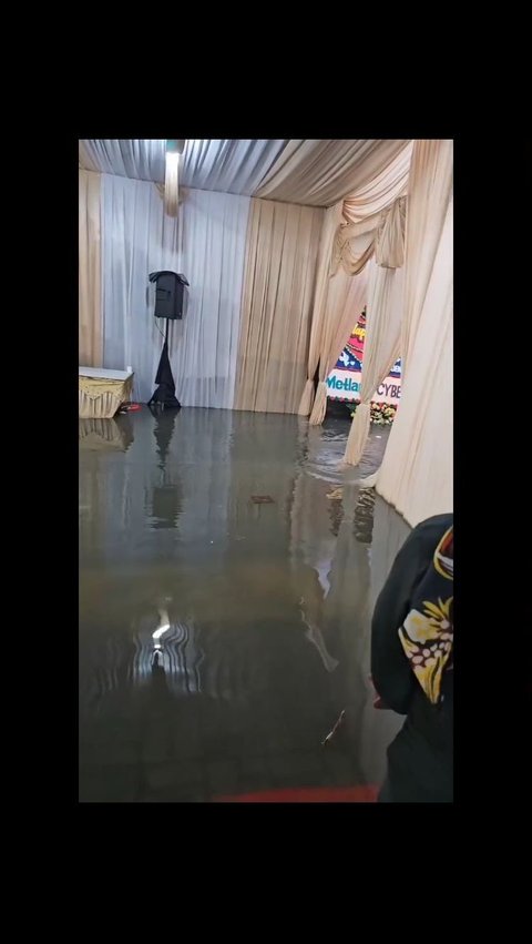 Tetap Digelar di Tengah Banjir, Cara Tamu Hadiri Resepsi Pernikahan Ini Viral