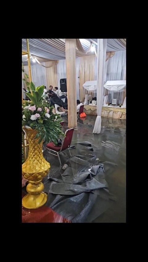 Tetap Digelar di Tengah Banjir, Cara Tamu Hadiri Resepsi Pernikahan Ini Viral