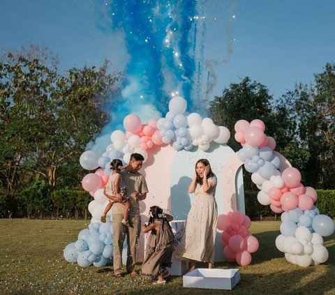 Potret Gender Reveal Kakak Glenn Alinskie di Bali, Seru Bangey ada Roket Asap Berkilau