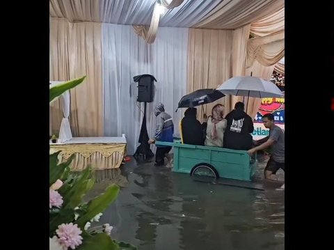 Tetap Digelar di Tengah Banjir, Cara Tamu Hadiri Resepsi Pernikahan Ini Viral