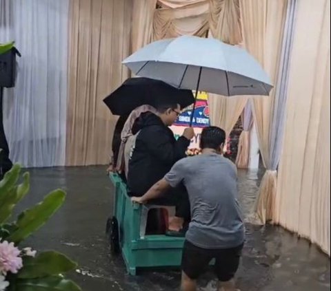 Tetap Digelar di Tengah Banjir, Cara Tamu Hadiri Resepsi Pernikahan Ini Viral