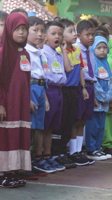 FOTO: Ragam Ekspresi Lucu Saat Murid Lulusan Taman Kanak-Kanak Memulai Tahun Ajaran Baru di Sekolah Dasar