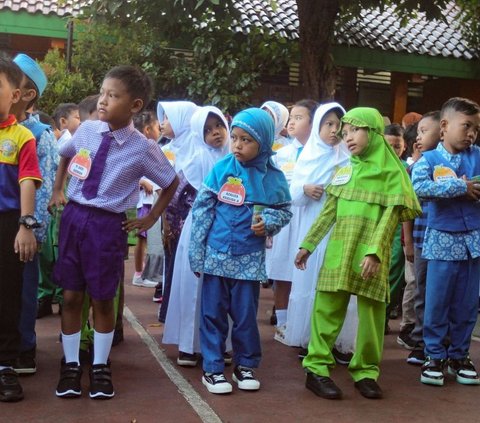 FOTO: Ragam Ekspresi Lucu Saat Murid Lulusan Taman Kanak-Kanak Memulai Tahun Ajaran Baru di Sekolah Dasar