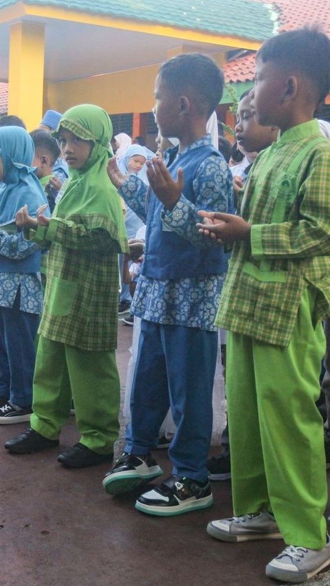 Wajah-wajah para murid kelas 1 itu terlihat antusias mengikuti kegiatan di Sekolah Dasar Negeri (SDN) 01 Grogol Selatan, Kebayoran Lama, Jakarta Selatan, pada Senin pagi (8/7/2024). Foto: merdeka.com / Arie Basuki<br>