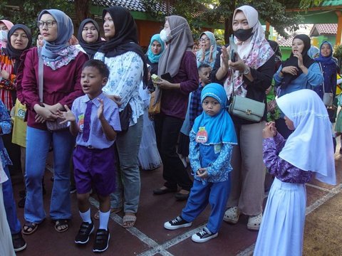 FOTO: Ragam Ekspresi Lucu Saat Murid Lulusan Taman Kanak-Kanak Memulai Tahun Ajaran Baru di Sekolah Dasar