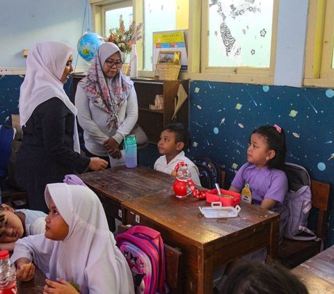 FOTO: Ragam Ekspresi Lucu Saat Murid Lulusan Taman Kanak-Kanak Memulai Tahun Ajaran Baru di Sekolah Dasar