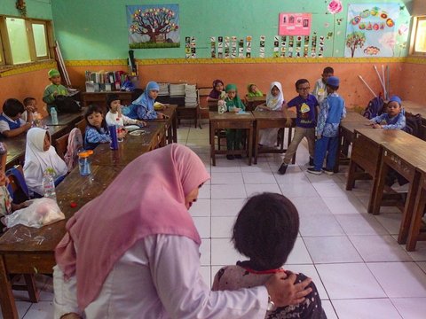 FOTO: Ragam Ekspresi Lucu Saat Murid Lulusan Taman Kanak-Kanak Memulai Tahun Ajaran Baru di Sekolah Dasar