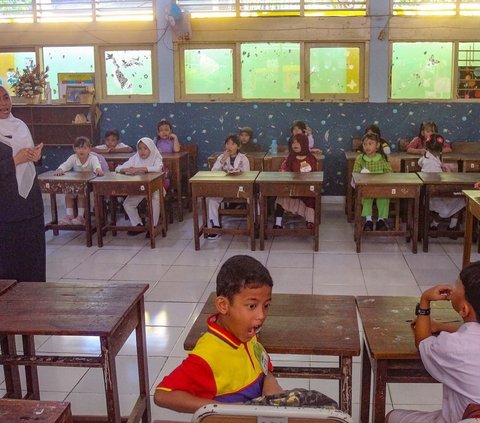 FOTO: Ragam Ekspresi Lucu Saat Murid Lulusan Taman Kanak-Kanak Memulai Tahun Ajaran Baru di Sekolah Dasar