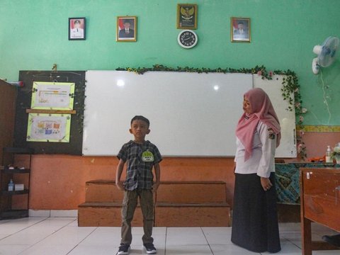 FOTO: Ragam Ekspresi Lucu Saat Murid Lulusan Taman Kanak-Kanak Memulai Tahun Ajaran Baru di Sekolah Dasar