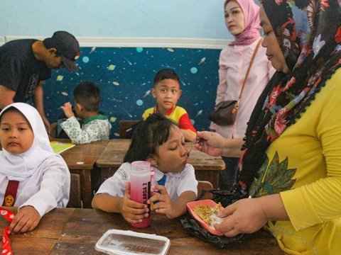 FOTO: Ragam Ekspresi Lucu Saat Murid Lulusan Taman Kanak-Kanak Memulai Tahun Ajaran Baru di Sekolah Dasar