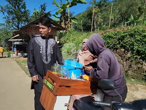 Romantis, Ayah Lesti Kejora Bareng Sang Istri Minum Es Dawet Segelas Berdua di Kampung Halaman