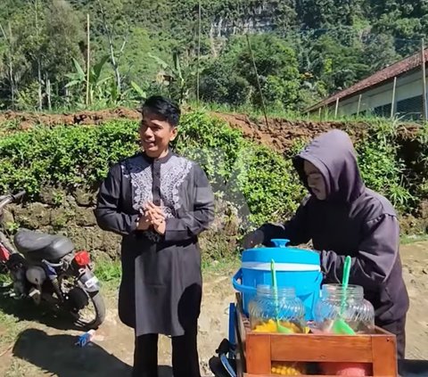 Romantis, Ayah Lesti Kejora Bareng Sang Istri Minum Es Dawet Segelas Berdua di Kampung Halaman