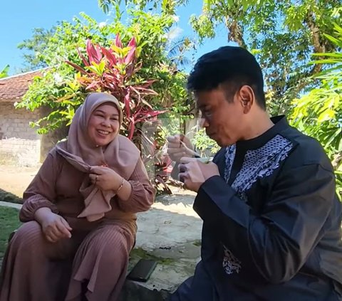 Romantis, Ayah Lesti Kejora Bareng Sang Istri Minum Es Dawet Segelas Berdua di Kampung Halaman