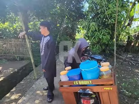 Romantis, Ayah Lesti Kejora Bareng Sang Istri Minum Es Dawet Segelas Berdua di Kampung Halaman