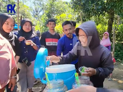 Romantis, Ayah Lesti Kejora Bareng Sang Istri Minum Es Dawet Segelas Berdua di Kampung Halaman