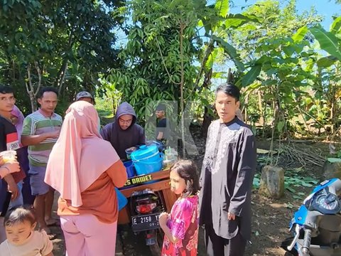 Romantis, Ayah Lesti Kejora Bareng Sang Istri Minum Es Dawet Segelas Berdua di Kampung Halaman