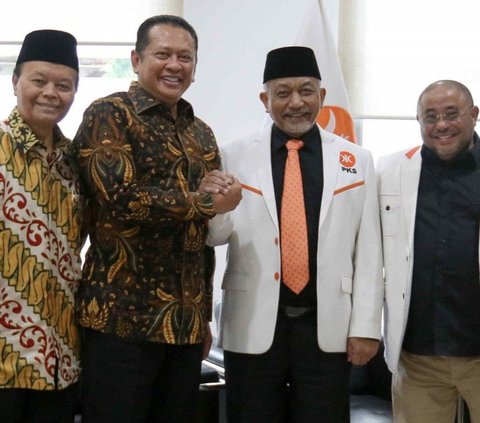 Ketua MPR Bambang Soesatyo (kedua kiri) didampingi Wakil Ketua M Hidayat Nur Wahid (kiri) berjabat tangan dengan Presiden PKS Ahmad Syaikhu (kedua kanan) dan Sekjen Aboe Bakar Alhabsyi (kanan) saat kunjungan kebangsaan di Kantor DPP PKS, Jakarta, Senin (8/7/2024). Foto: Liputan6.com / Herman Zakharia