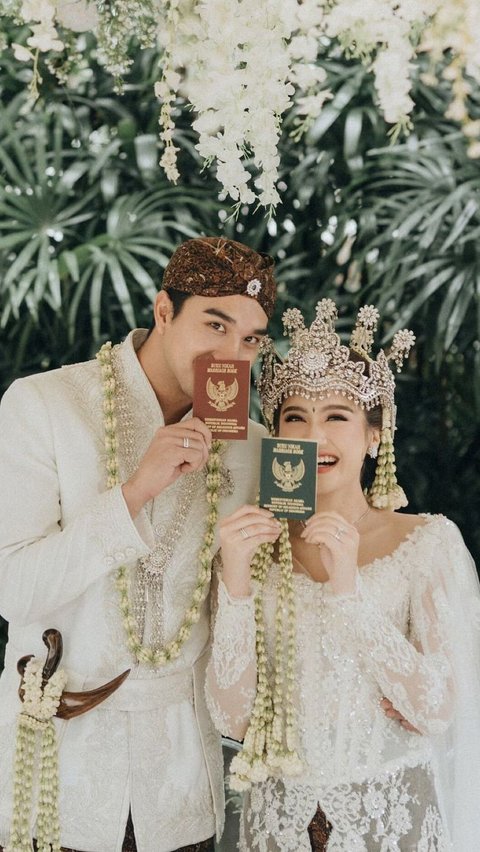 Now Salshabilla and Ibrahim have officially become a married couple. Netizens are also busy giving prayers and congratulations.