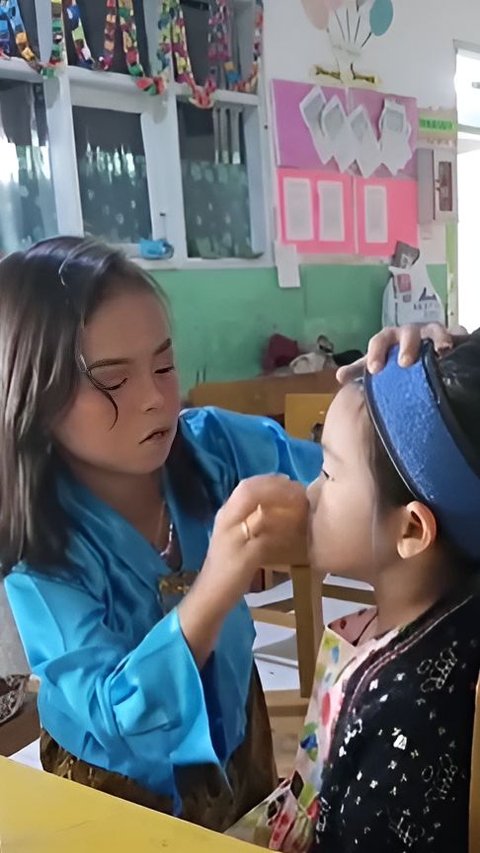 Viral Kindergarten Child Dresses Up His Friend for a Performance, the Result is Astonishing