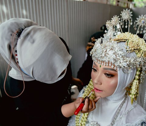 Viral Midnight Bridal Makeup, Netizens 'MUA with Ultraman Specs'