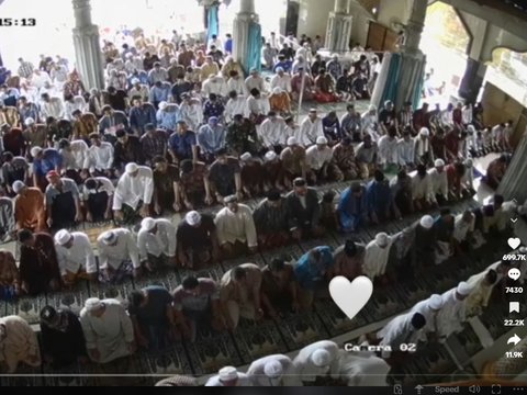 Moment of a Child Remembering His Father Who Passed Away in the Last Prostration of Friday Prayer: I Miss You