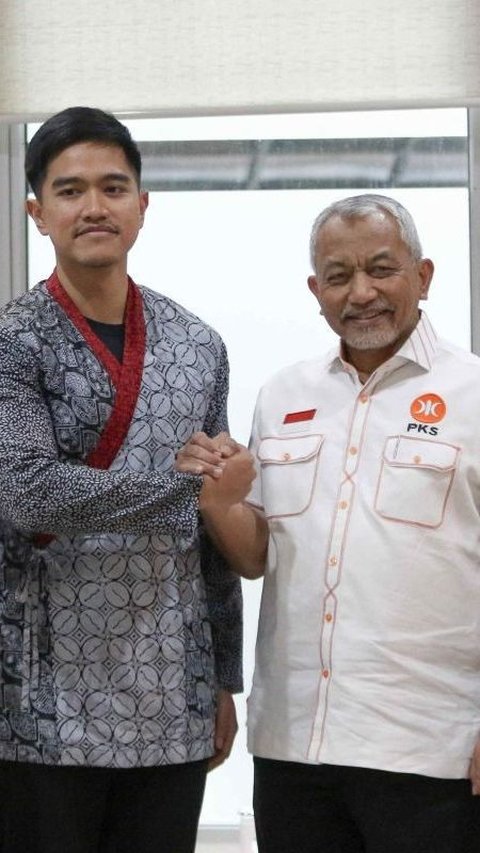 FOTO: Senyum Kaesang Jabat Tangan dengan Presiden PKS Ahmad Syaikhu Saat Silaturahmi Antar Partai Politik di Markas PKS