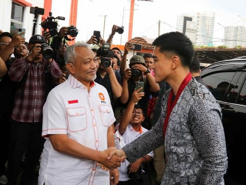 FOTO: Senyum Kaesang Jabat Tangan dengan Presiden PKS Ahmad Syaikhu Saat Silaturahmi Antar Partai Politik di Markas PKS