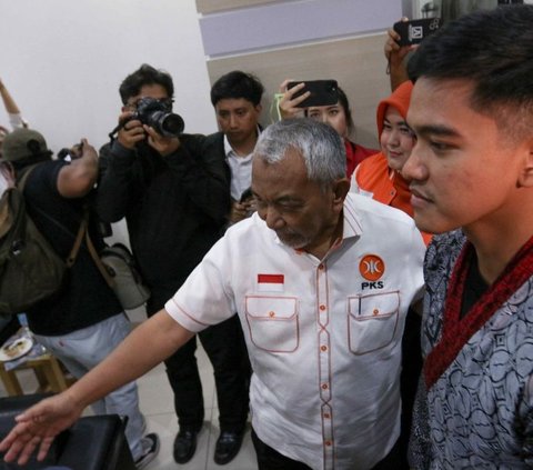 FOTO: Senyum Kaesang Jabat Tangan dengan Presiden PKS Ahmad Syaikhu Saat Silaturahmi Antar Partai Politik di Markas PKS