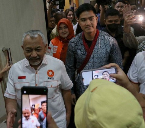 Beberapa kader kedua partai juga sempat mengabadikan momen saat Presiden PKS Ahmad Syaikhu berjalan bersama dengan Ketua Umum PSI Kaesang Pangarep saat melakukan pertemuan silaturahmi. Foto: Liputan6.com / Herman Zakharia<br>