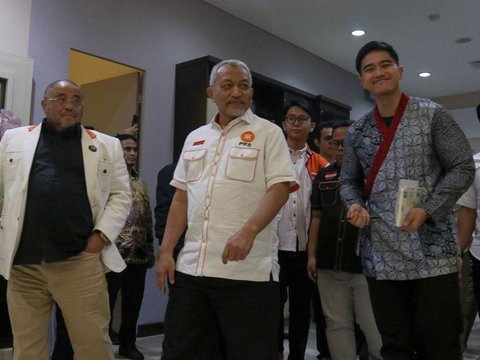 FOTO: Senyum Kaesang Jabat Tangan dengan Presiden PKS Ahmad Syaikhu Saat Silaturahmi Antar Partai Politik di Markas PKS