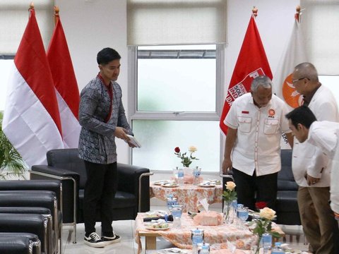 FOTO: Senyum Kaesang Jabat Tangan dengan Presiden PKS Ahmad Syaikhu Saat Silaturahmi Antar Partai Politik di Markas PKS